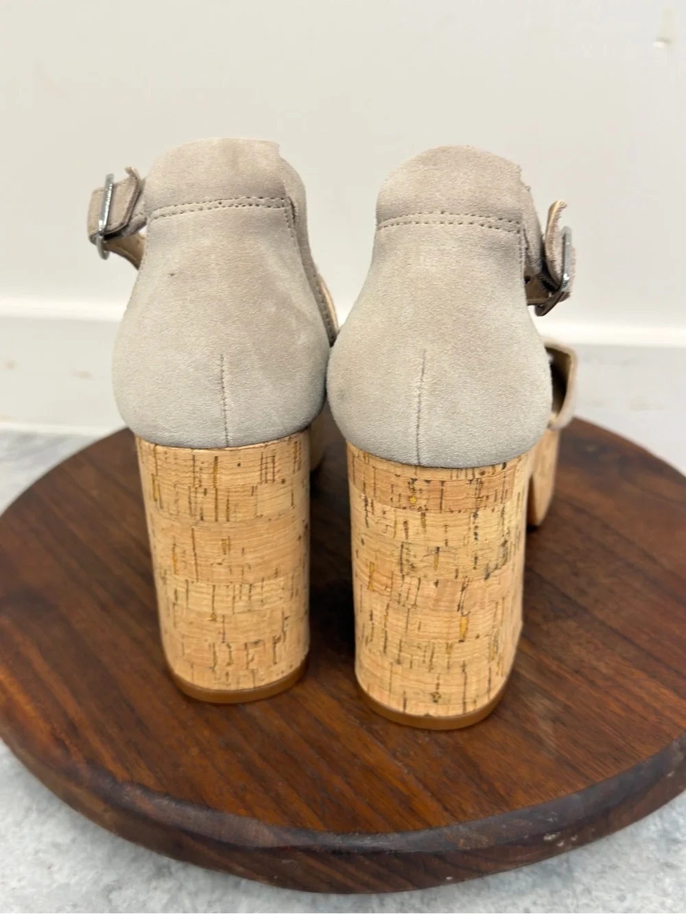 Gianni‎ Bini Cork Platform Heels T-Strap Sandals Neutral Suede Size 7